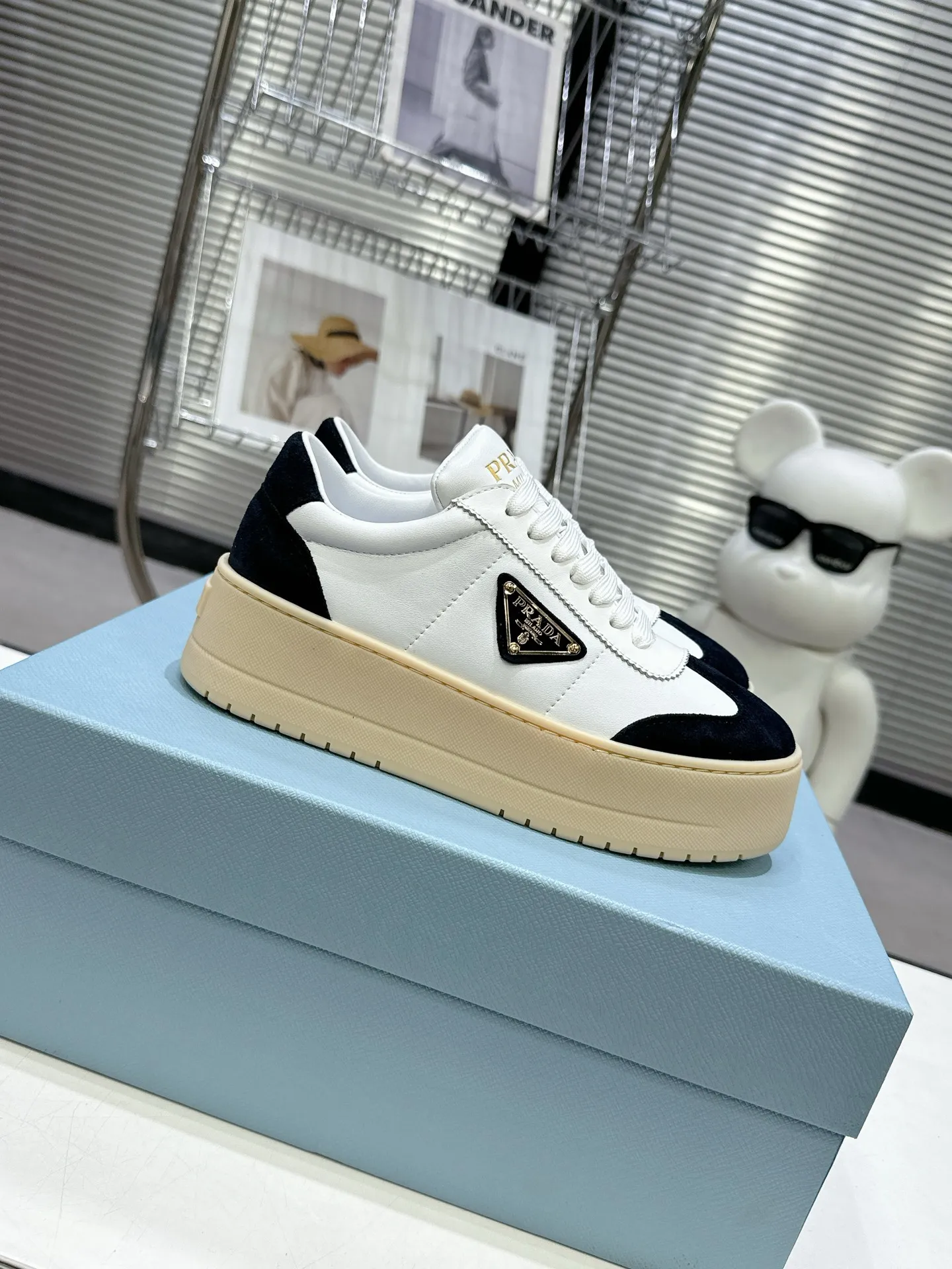 👟👟Ex-factory price 600👟👟 Prada Latest Downtown Bold series Thick-soled Platform Shoes Triangle Logo Casual Sports Shoes White Shoes Original purchase, development and production Downtown Bold sneakers are inspired by the basketball shoes of the 1980s, with sporty design and exquisite details. Crafted from perforated leather, the statement platform sole provides a unique, modern style. The Prada logo is interpreted from different angles, decorated with the iconic enameled triangular metal logo, highlighting the unique classic style. Exquisite packaging at the delivery counter🛍📦 ▪️Fabric: Original custom imported first-layer cowhide ▪️Inner lining: Original imported sheepskin ▪️Outsole: Original open-molded ultra-light foam material ▪️Sole thickness: 4.5CM ▪️Size: Women's 35-40